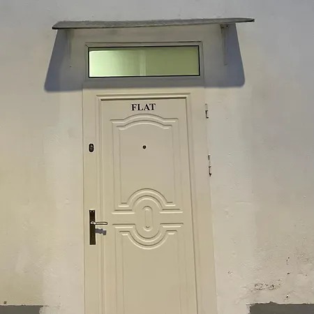 Apartament アパート ティラナ